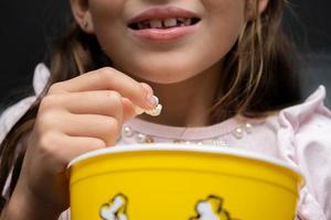 fille avec pop-corn photo