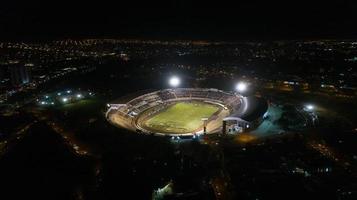 brésil, juillet 2019 - vue aérienne du stade santa cruz botafogo la nuit. photo