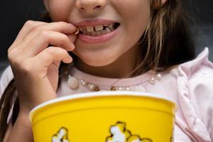 fille avec pop-corn photo