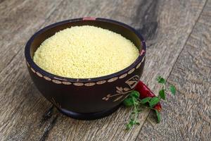 couscous cru en plat photo