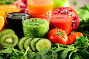 verres avec jus de fruits et légumes frais bio photo