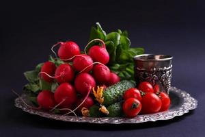 légumes frais et verts (concombre, radis, tomate, laitue, épinards)