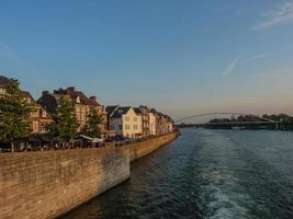 la ville de maastricht à la maas aux pays-bas photo