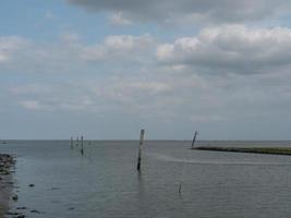 Dornumersiel sur la côte allemande de la mer du Nord photo