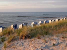 coucher de soleil sur la plage de zingst photo