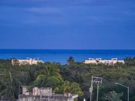 vue panoramique sur l'océan et la plage des caraïbes paysage urbain playa del carmen. photo