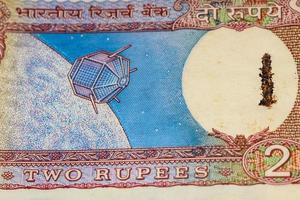 vieux billets de deux roupies combinés sur la table, argent indien sur la table tournante. vieux billets de banque indiens sur une table tournante, monnaie indienne sur la table photo
