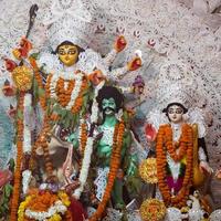 déesse durga avec un look traditionnel en vue rapprochée à une durga puja de kolkata du sud, idole de durga puja, un plus grand festival hindou de navratri en inde photo