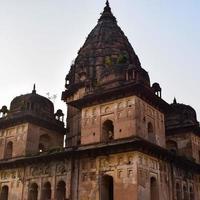 vue matinale des cénotaphes royaux chhatris d'orchha, madhya pradesh, inde, orchha la cité perdue de l'inde, sites archéologiques indiens photo