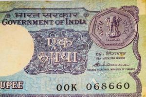 vieux billets d'une roupie combinés sur la table, argent de l'inde sur la table tournante. vieux billets de banque indiens sur une table tournante, monnaie indienne sur la table photo