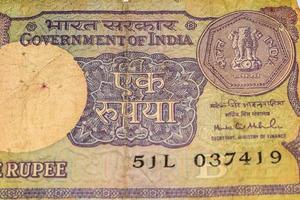 vieux billets d'une roupie combinés sur la table, argent de l'inde sur la table tournante. vieux billets de banque indiens sur une table tournante, monnaie indienne sur la table photo