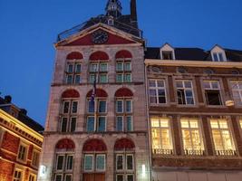 la ville de maastricht à la maas aux pays-bas photo