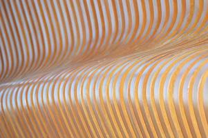 la lumière du soleil et les ombres sur la surface des lattes de bois verticales. planches de bois qui changent d'angle. abstrait en bois. photo