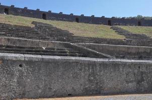 ruines de l'amphithéâtre de pompéi photo