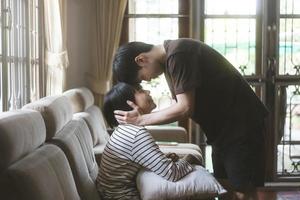 jeune couple d'amoureux asiatique adulte assis sur un canapé de style confortable à l'intérieur le jour. photo