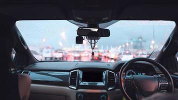 Un couple de voyageurs asiatiques adultes obtient un embouteillage sur l'autoroute lorsque de fortes pluies glissent sur la route photo