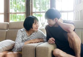 jeune couple d'amoureux asiatique adulte assis sur un canapé de style confortable à l'intérieur le jour. photo