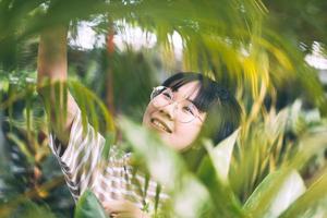 heureuse jeune femme asiatique adulte au jardin de la maison le jour. photo