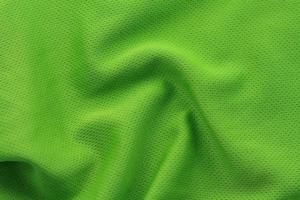 gros plan de maillot de football texturé vert photo