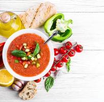 soupe de gaspacho aux tomates avec poivre et ail