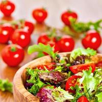 salade de laitue et tomates photo