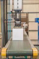 robot industriel travaillant dans une usine de plastique photo