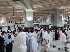 la mecque, arabie saoudite, mai 2022 - les pèlerins marchent entre les collines de safa et marwah pendant la umrah au masjid al haram à la mecque. photo