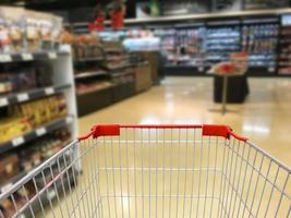 vue du panier dans un supermarché photo