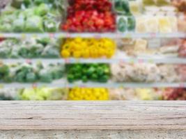 légumes sur une étagère de supermarché photo