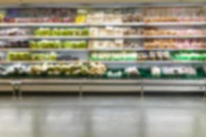 étagère avec des fruits au supermarché photo