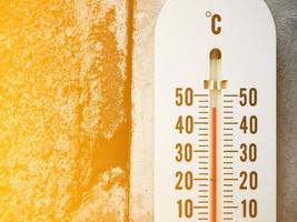 Gros plan thermomètre indiquant la température en degrés Celsius photo