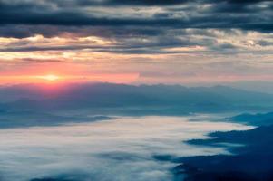 beau lever de soleil sur la montagne avec pic doi luang chiang dao et brumeux dans la vallée du parc national photo