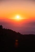 lever de soleil sur la montagne avec un ciel coloré dans la forêt tropicale au parc national le matin photo