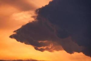 beau ciel dramatique et cumulus au coucher du soleil photo