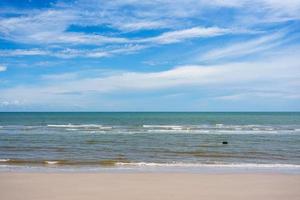 le calme de la mer tropicale par beau temps en été photo