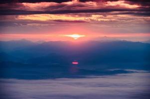 beau lever de soleil sur la montagne et brumeux au parc national photo