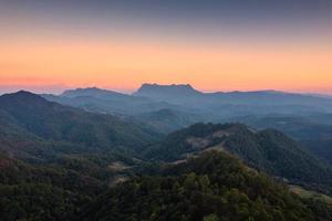 paysage du pic de montagne doi luang chiang dao dans la forêt tropicale sur la campagne le soir au parc national