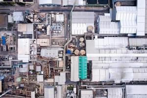 vue aérienne de l'infrastructure de construction de la centrale électrique de l'industrie, de l'entrepôt de pipeline de raffinerie de gaz et de pétrole intelligent photo