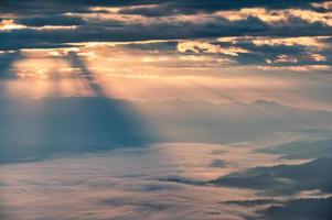 beau lever de soleil spectaculaire qui brille sur la montagne avec brouillard dans la vallée du parc national photo