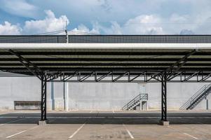 emplacement de parking avec toit métallique couvert et distribution d'entrepôt photo