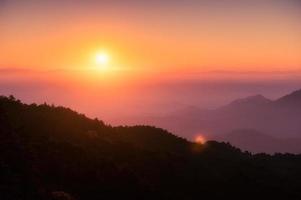 lever de soleil sur la montagne avec un ciel coloré dans la forêt tropicale au parc national le matin photo