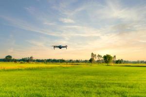 drone moderne pour voler explorer les cultures agricoles dans la rizière le soir
