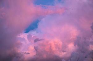 beau ciel dramatique avec des nuages colorés le soir photo