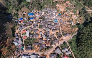 vue aérienne du village rural local dans la vallée au loin à la campagne parmi la forêt tropicale photo