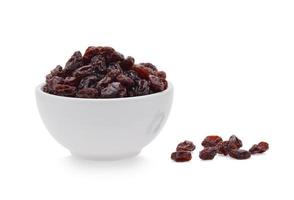 Raisins secs dans un bol isolé sur fond blanc photo