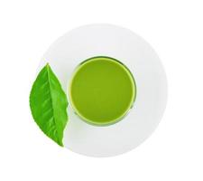 thé vert chaud matcha latte avec du thé vert en poudre et des feuilles de thé isolées sur fond blanc. photo
