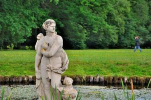 sculpture d'une femme nue dans le lac du parc schloss fasanarie à fulda, hessen, allemagne photo