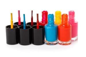 bouteilles avec un vernis à ongles coloré photo