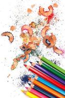 crayons multicolores et copeaux photo