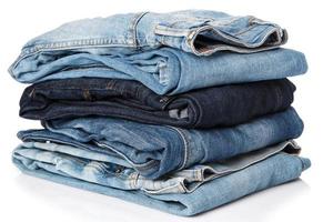 pile de jeans bleus photo